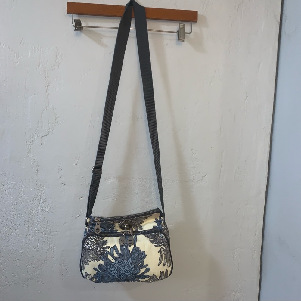 Baggallini Floral Crossbody Bag Turn Lock Purse Anywhere Everywhere Blue Cream! - Picture 16 of 16